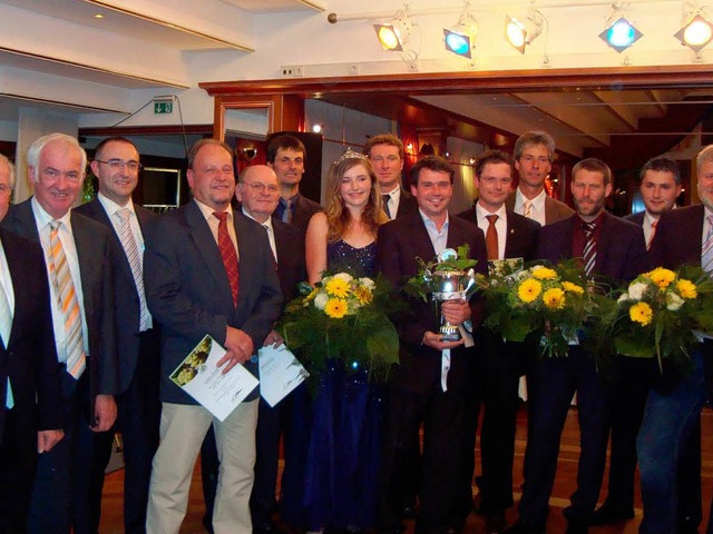 Andreas Laible vom gleichnamigen Weingut holte den Siegerpokal.  | Foto: weinparadies