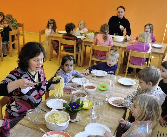 Mittagstisch im Kindergarten &#8211; auch das macht Arbeit.   | Foto: Ingo Schneider