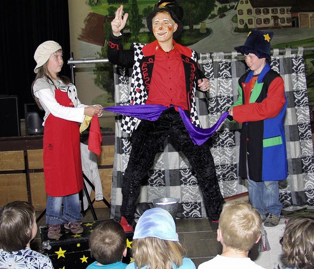 Beim Clown Diabolo drfen die Kinder auch mitzaubern.   | Foto: Hartenstein