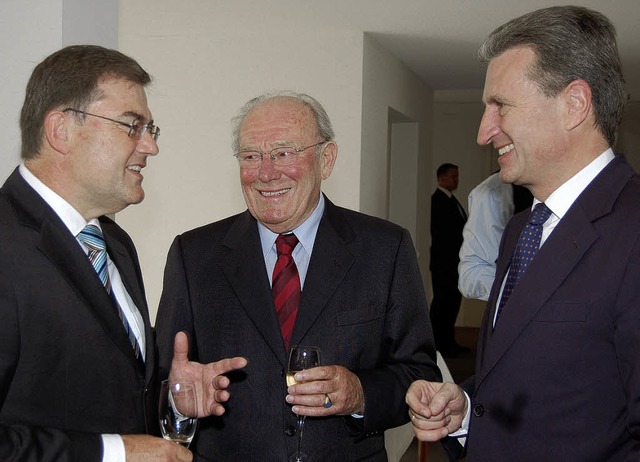 Heinz Eyrich (Mitte)  im Gesprch mit ...  einer der Mitarbeiter Eyrichs war.    | Foto: privat