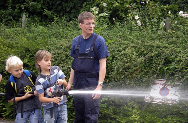 Wasser marsch: Mchtig Spa hatten die...eim Umgang mit der Feuerwehrspritze.    | Foto: heike armbruster