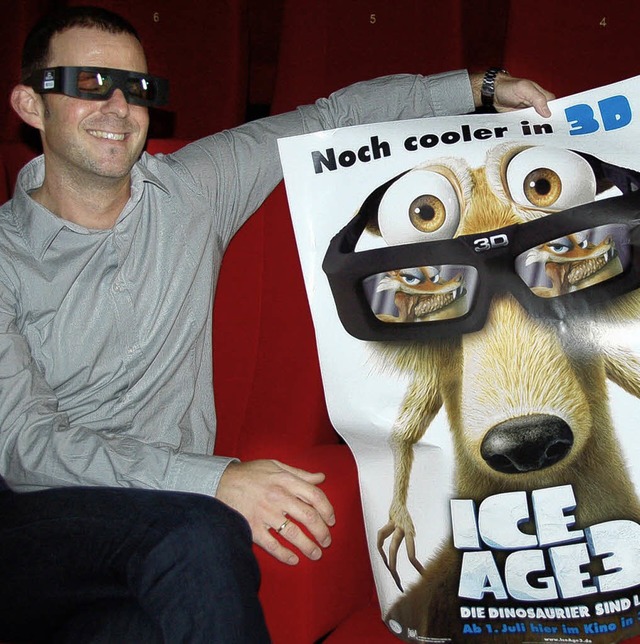 Jan Marc Maier mit 3D-Brille und Plaka...1. Juli gibt es Ice Age 3 im  Forum 2.  | Foto: Helmut Seller