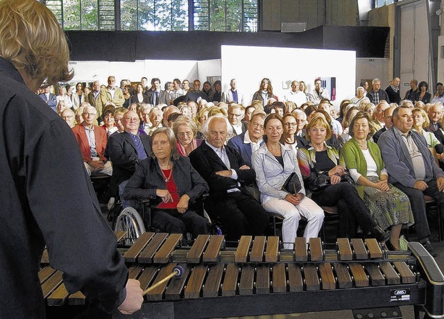 Einige hundert Besucher waren bei der ...m Kunstpreis der Stadt ausgezeichnet.   | Foto: Beathalter
