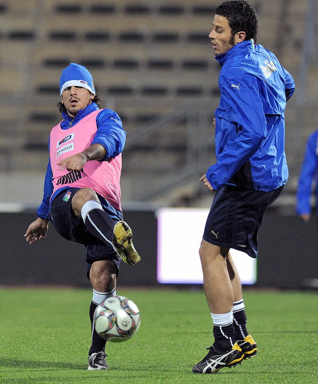 Haben sich schon mal warm angezogen: D...inks) und Fabio Grosso beim Training.   | Foto: afp