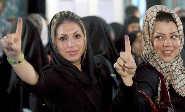 Im Wahllokal zeigen Iranerinnen ihre  ...r musste einen Fingerabdruck abgeben.   | Foto: DPA