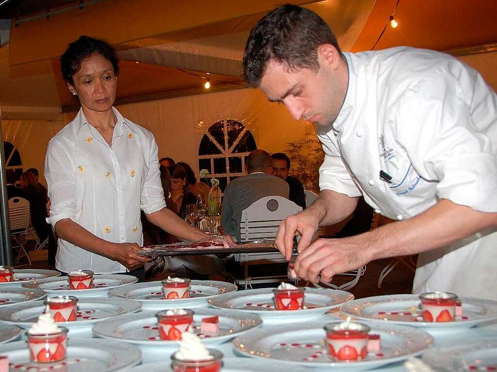 Araya Leber und Daniel Fehrenbacher bereiten das Dessert vor