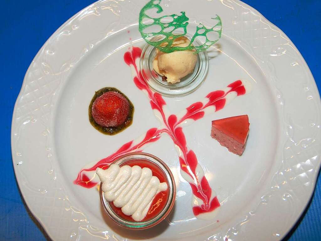 Vanille-Erdbeerdessert mit Meringue und sem Pest (Restaurant Adler Lahr-Reichenbach)