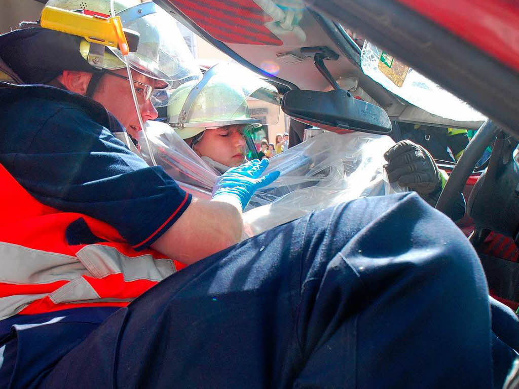 Rettung einer Person aus einem Unfallfahrzeug auf dem Senser Platz