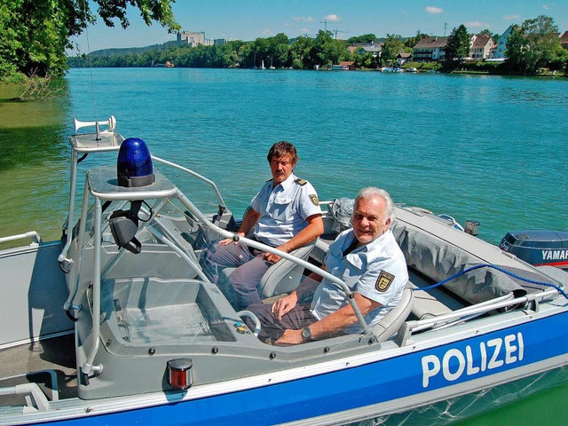 Die Wasserschutzpolizei Breisach half ...ssten Angler am Rhein bei Rheinfelden.  | Foto: Heinz u. Monika Vollmar