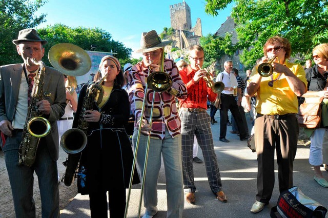 Vor der Kulisse der Burg Rtteln: <Bil...ana Funky Butts Brass Band</Bildtext>   | Foto: Barbara Ruda