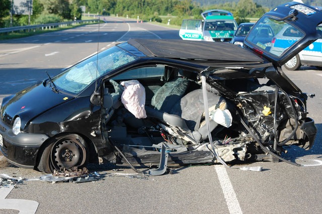 In den Trmmern dieses Autos starb ein  87-jhriger Mann. 