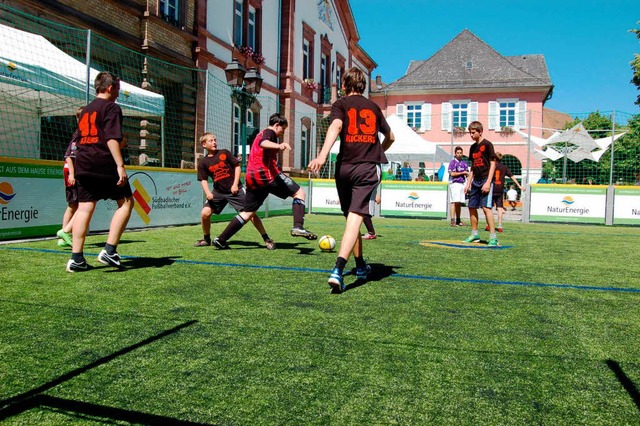 Ran an den Ball: Spannende Spiele wurden von den Teams geboten.  | Foto: Berger