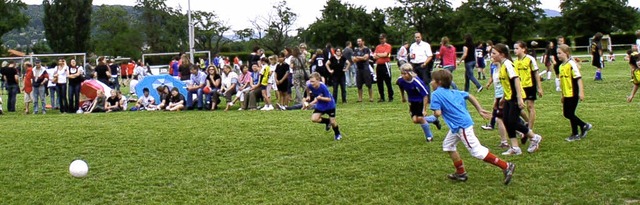 Wo der Ball ist, strmen alle hin.   | Foto: Albert Greiner