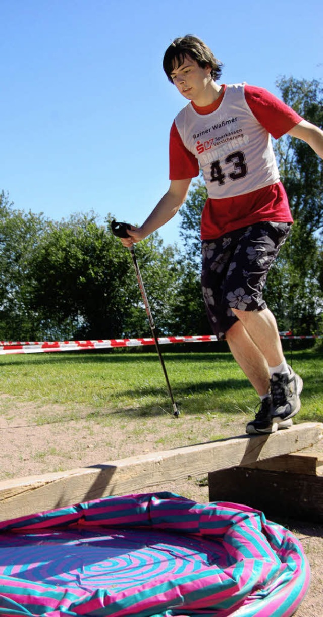 Wagemutig ber den Schwebebalken: Ein Teilnehmer beim Gaudi-Biathlon.   | Foto: Paul Berger