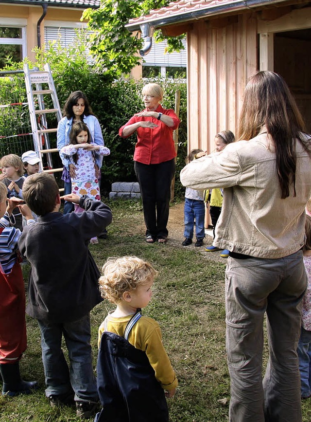 Mit dem Lied &#8222;Wer will fleiige ...ergartenkinder ihre   neue Htte ein.   | Foto: Privat