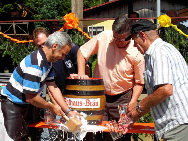 Hlzlefest-Erffnung: Mit vereinten Kr...lang  der  traditionelle  Fassanstich.  | Foto: Cornelia Selz