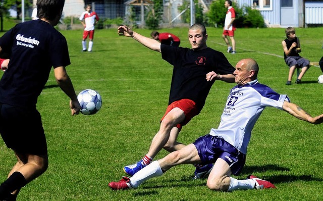 Kmpfe ums runde Leder &#8211; hier di...(in Blau) gegen die  Bschili Hexen.    | Foto: wolfgang knstle