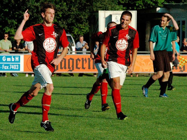 Marco Senftleber  (links) bejubelt sei...reffer zum 3:1 fr den FC Denzlingen.   | Foto: Claus Zimmermann