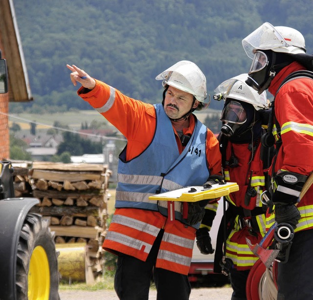 Ausgerstet mit Atemschutz machen sich...die Suche nach Personen im Gebude.     | Foto:  Charlotte Frse