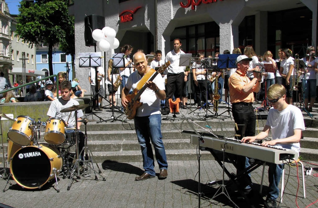 Das macht  den Musikern und den Passan...Bad Säckingen feiert in der Altstadt.   | Foto: susi kanele
