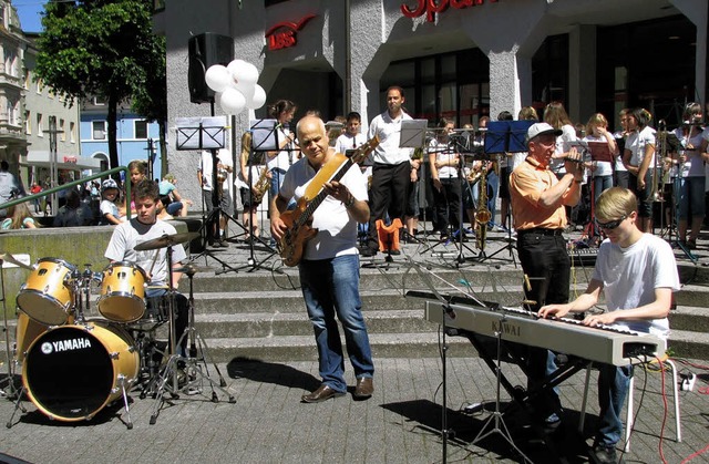 Das macht  den Musikern und den Passan...Bad Sckingen feiert in der Altstadt.   | Foto: susi kanele