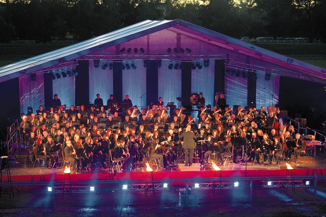 120 Musiker  aus Pfohren und Aufen spi...ten, Feuerwerk und reichlich Applaus.   | Foto: Rainer Schfer