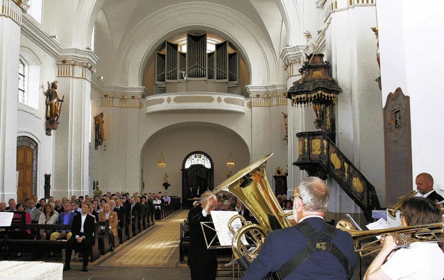 Die katholische Stadtkirche St. Johann...unenchor brachte dazu ein Stndchen.    | Foto: Krickl