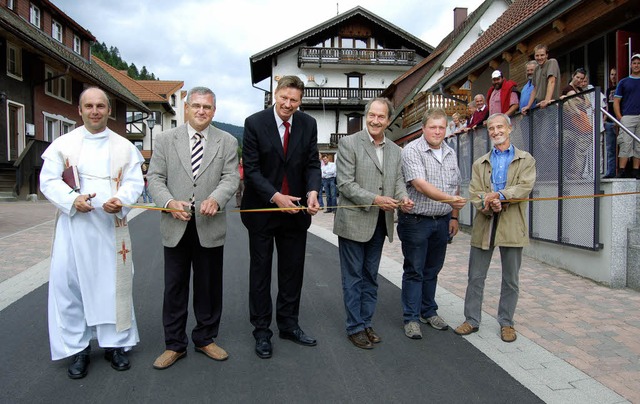 Bei der  offiziellen Freigabe der Todt...ert Ullrich vom Landratsamt Waldshut.   | Foto:  Hans-Dieter Folles