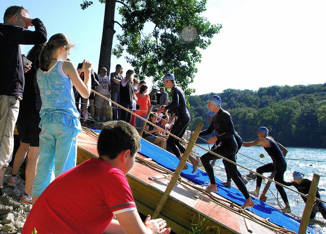 Das wollen die Leute sehen:  Dicht ged...ls die Schwimmer ans Ufer kletterten.   | Foto: Ralf Staub