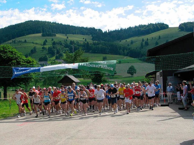 147 Lufer machten sich heute Morgen i...Halbmarathonstrecke nach St. Blasien.   | Foto: Ulrike Spiegelhalter