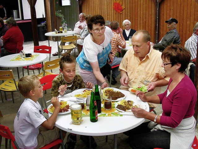 Guten Appetit! Gemtlich speisen und p...st der Btzinger Kaiserstuhlfreunde.    | Foto: mario schneberg