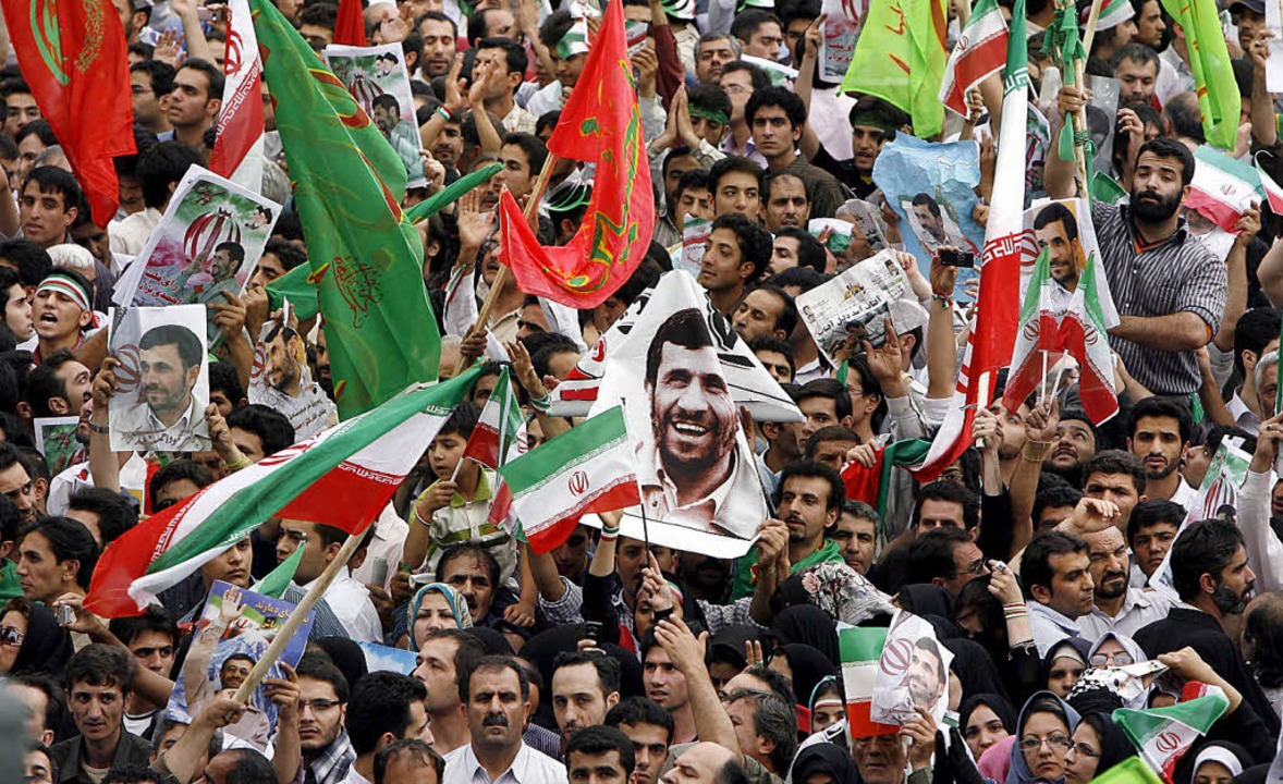 Jubelnde Anhänger von Präsident Ahmadinedschad  | Foto: DPA