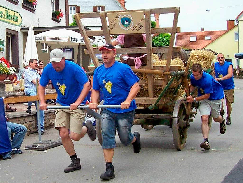 Mit dem Leiterwagen um die Linde Löffingen Badische Zeitung