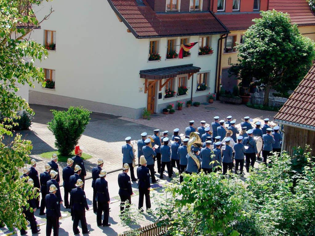 Feuerwehr und Musikkapelle unterstrichen den feierlichen Charakter der Prozession.