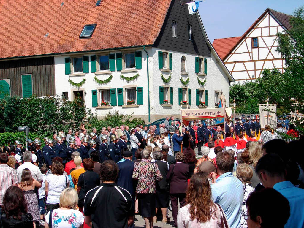 Hunderte von Glubigen nahmen an der Sakramentsprozession entlang eines farbenprchtigen Blumenteppichs teil.