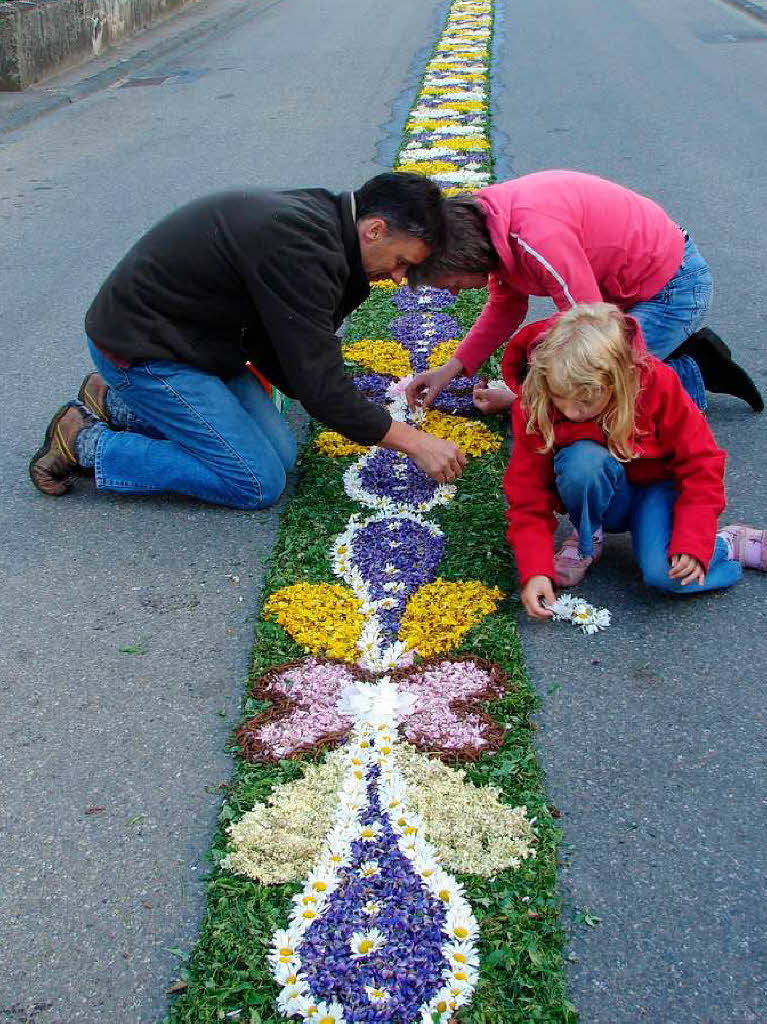 Mit groer Sorgfalt und Ideenreichtum wurde in Unadingen ein fast 800 Meter langer lckenloser Blumenteppich entlang des Prozessionswegs gelegt.