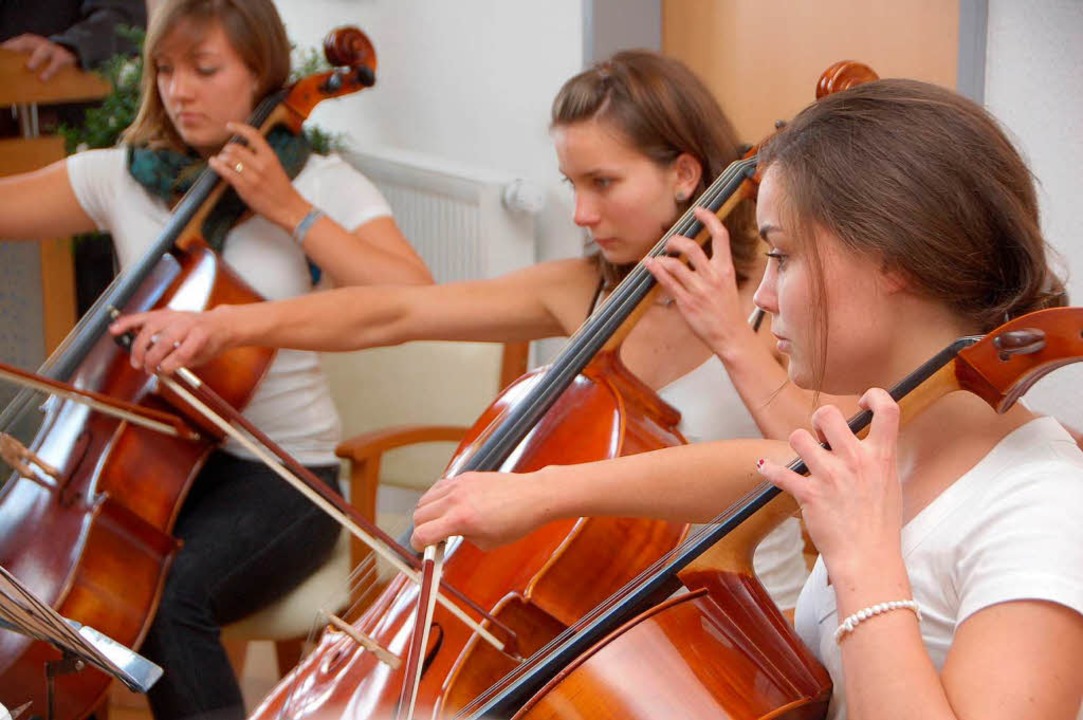 Schülerinnen der Jugendmusikschule sorgten für die musikalische Unterhaltung.  | Foto: Tanja Bury