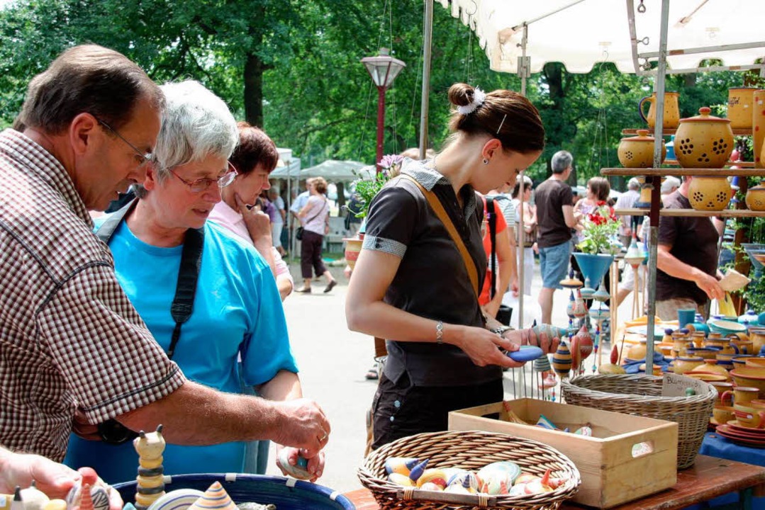 Zahlreiche Besucher schlenderten am Wo...ternationalen Töpfermarkt in Breisach.  | Foto: Christine Aniol