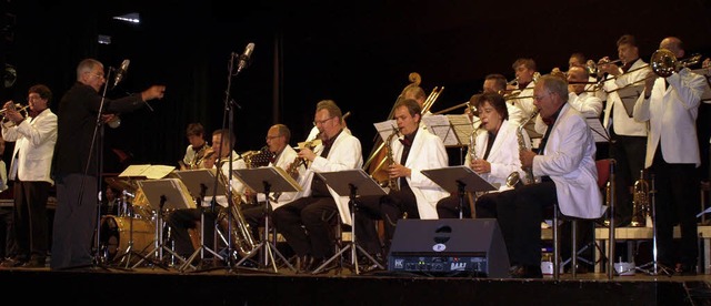 Killian Heizler gibt als Gast den Takt...axophonist in den Reigen der Musiker.   | Foto: Marion Pfordt