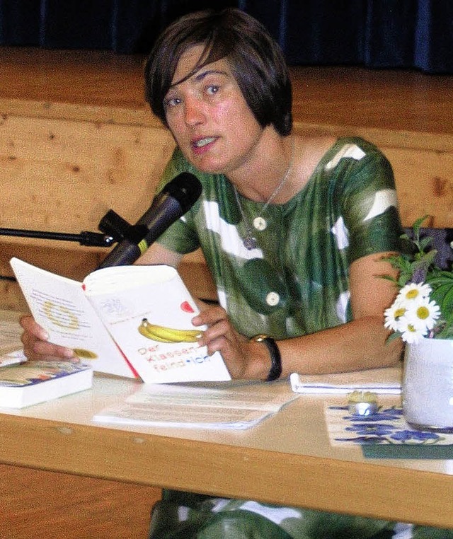 Barbara Bollwahn las bei ihrer offizie...8222;Der Klassenfeind und ich&#8220;.   | Foto: GERT BRICHTA