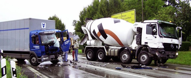 Ein Lkw-Fahrer hatte gestern Morgen vo...Fahrzeug krachte in den Betonmischer.   | Foto: Polizei