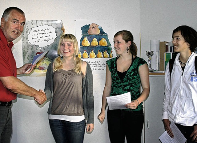 Nathalia Ducka (Klasse 10), Franziska ...ich. Schulleiter Hertramph gratuliert.  | Foto: privat