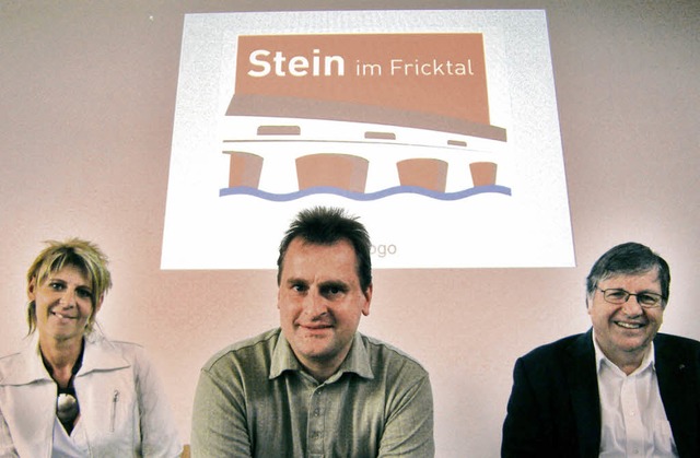 Nicole Huisman, Gemeindeschreiber Sasc...n links) mit dem neuen Logo von Stein.  | Foto: Heike Armbruster
