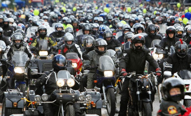 Ganz so viele motorradbegeisterte Brg...chon sein, schtzt Roland Baumgartner.  | Foto: dpa