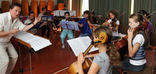 Thomas Oertel (links) probt mit dem Ju...er Musikschule &#8222;Abraxas&#8220;.   | Foto: rita EGGSTEIN