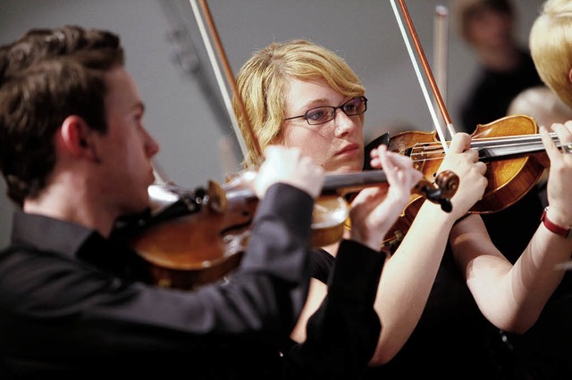 Die jungen Musiker sind hochkonzentriert beim Konzert in Offenburg.  | Foto: christoph Breithaupt