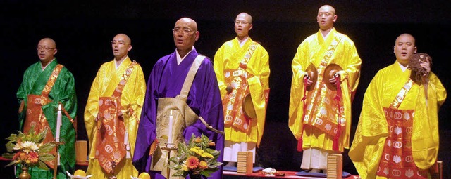 Der buddhistische Priesterchor der jap...e Zeremonie ?Dai Hannya Tendoku?e? vor  | Foto: Karin Stckl-Steinebrunner
