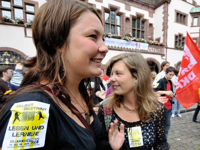 Bildungsstreik: Die Auftaktveranstaltung auf dem Rathausplatz in Freiburg.  | Foto: Ingo Schneider