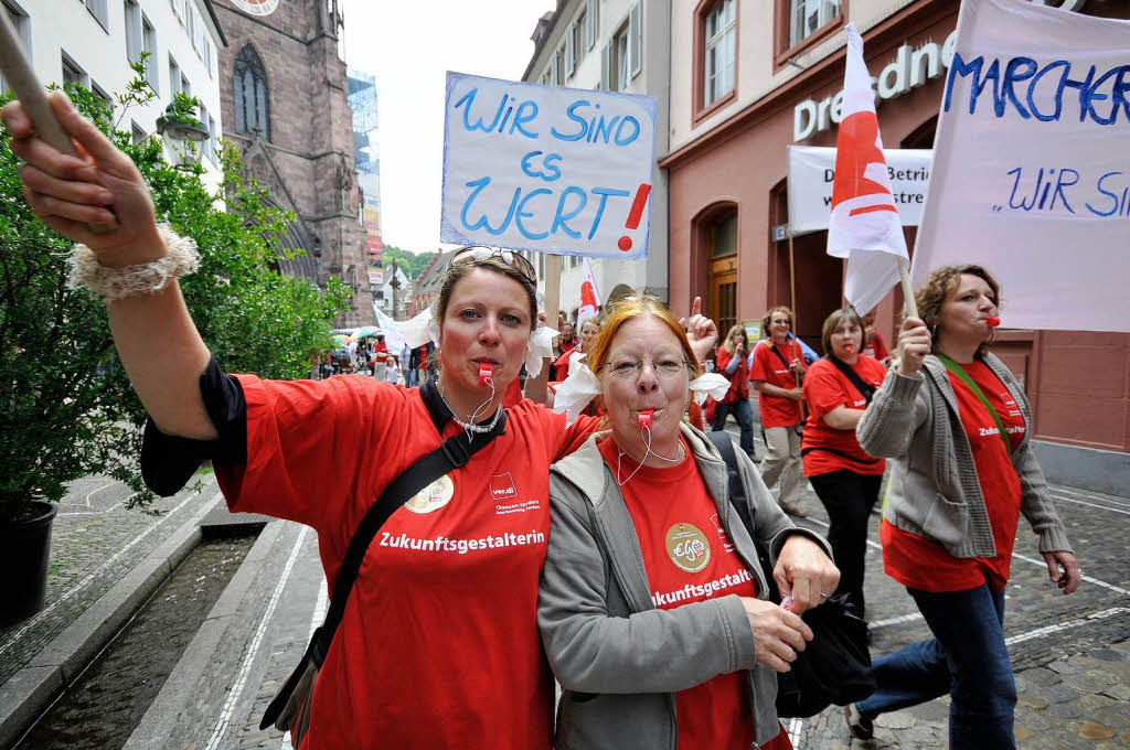 200 Erzieherinnen und Erzieher demonstrieren in Freiburg fr bessere Arbeitsbedingungen.