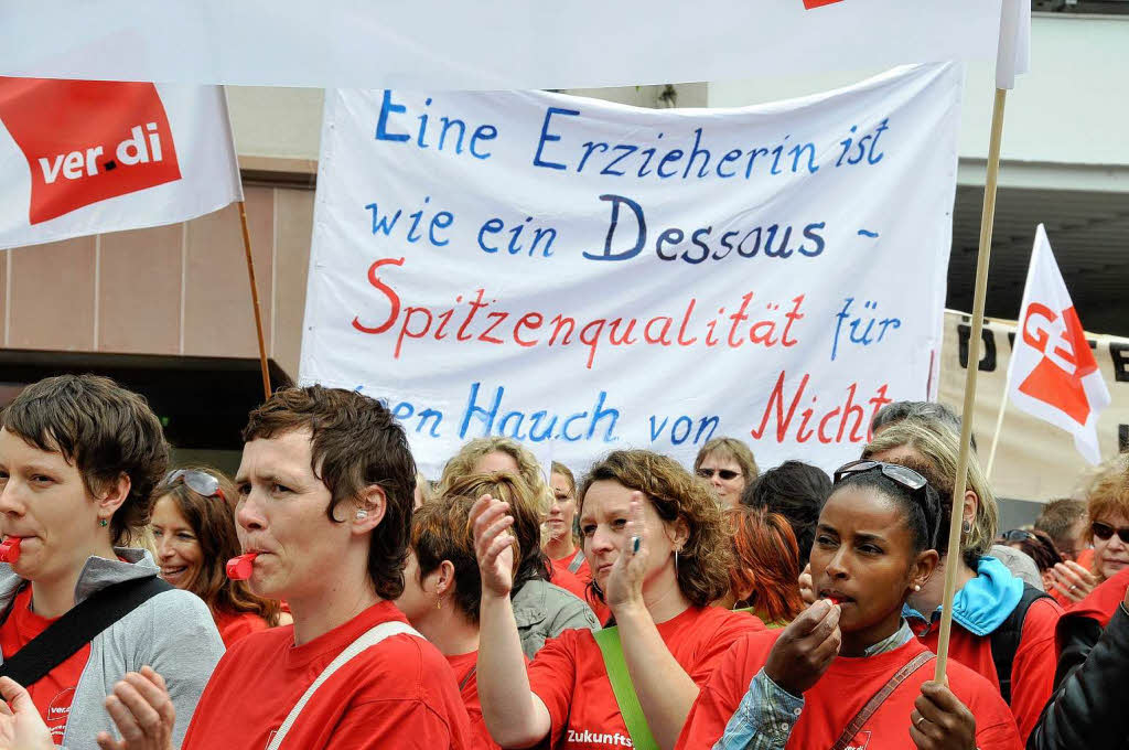 200 Erzieherinnen und Erzieher demonstrieren in Freiburg fr bessere Arbeitsbedingungen.